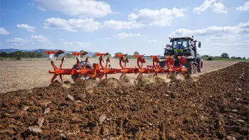 MULTI-LEADER-XT_Ploughing_On-land-ploughing.jpg