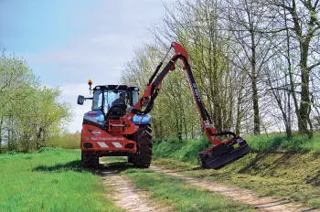 Photo de l'entretien des talus avec l'épareuse MULTI-LONGER GII KUHN