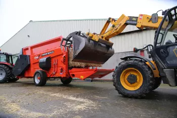 Pailleuse distributrice KUHN PRIMOR 15070 M de grande capacité