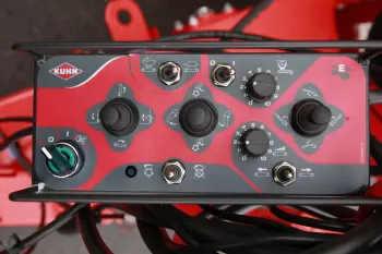 Confort de la commande électrique pour un usage quotidien sur la pailleuse distributrice KUHN PRIMOR 15070 M
