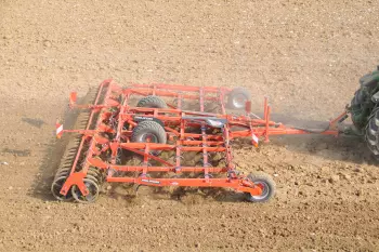 Культиватор з вібраційними зубцями PROLANDER під час підготовки посівного ложа