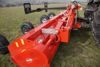 Тримальна рама складаних мульчувачів RM R виготовлена з великих профільованих балок, які забезпечують жорсткість та стійкість до механічних навантажень