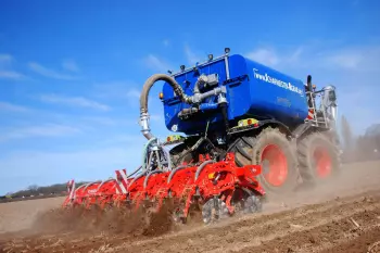 STRIGER 100 дає змогу загортати напіврідке добриво за один прохід