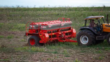 Вигляд збоку механічної сівалки SDM з виділеними вузлами бункерів.