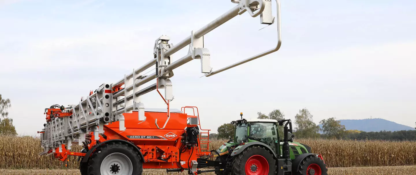 Пневматичний розкидач добрив KUHN AERO GT в роботі