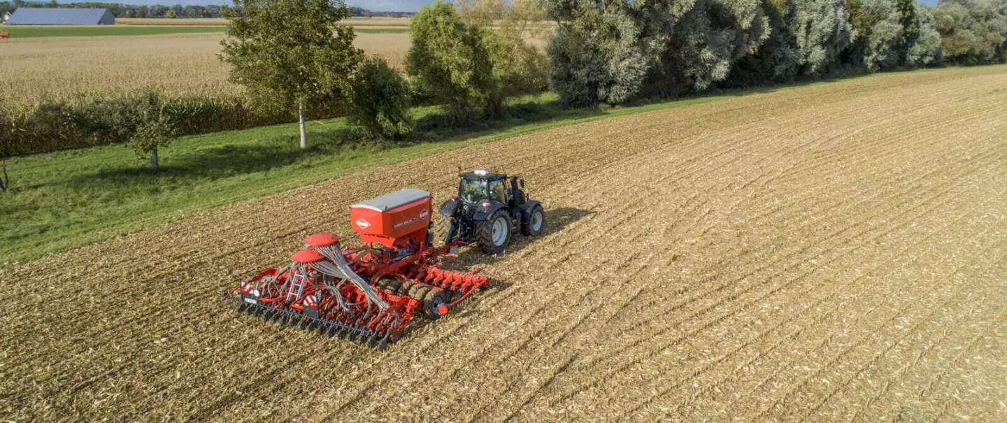 Причіпна сівалка AUROCK для нульового обробітку ґрунту та ґрунтозахисного землеробства за роботою
