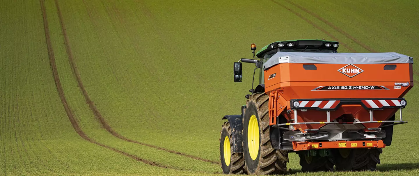 Розкидач добрив AXIS 50.2 H-EMC-W в роботі