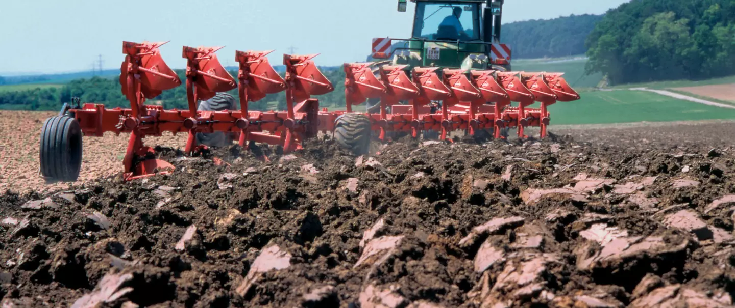 Вигляд плуга CHALLENGER з гідравлічним захистом NSH