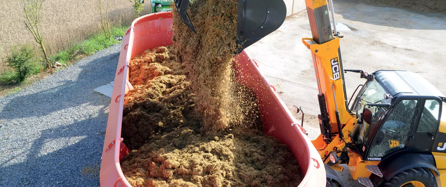 EUROMIX I з двома вертикальними шнеками в роботі