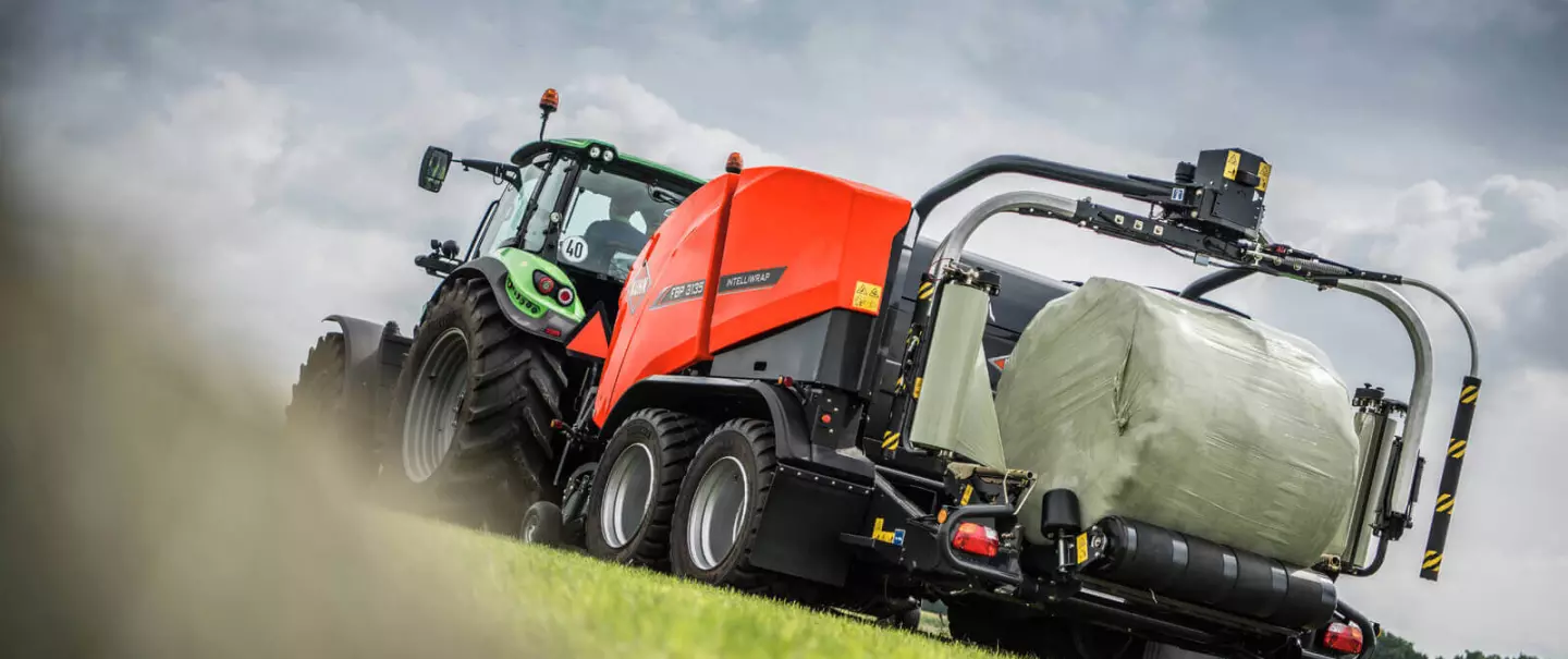 FBP 3135 виконує обмотування рулону під хмарним небом