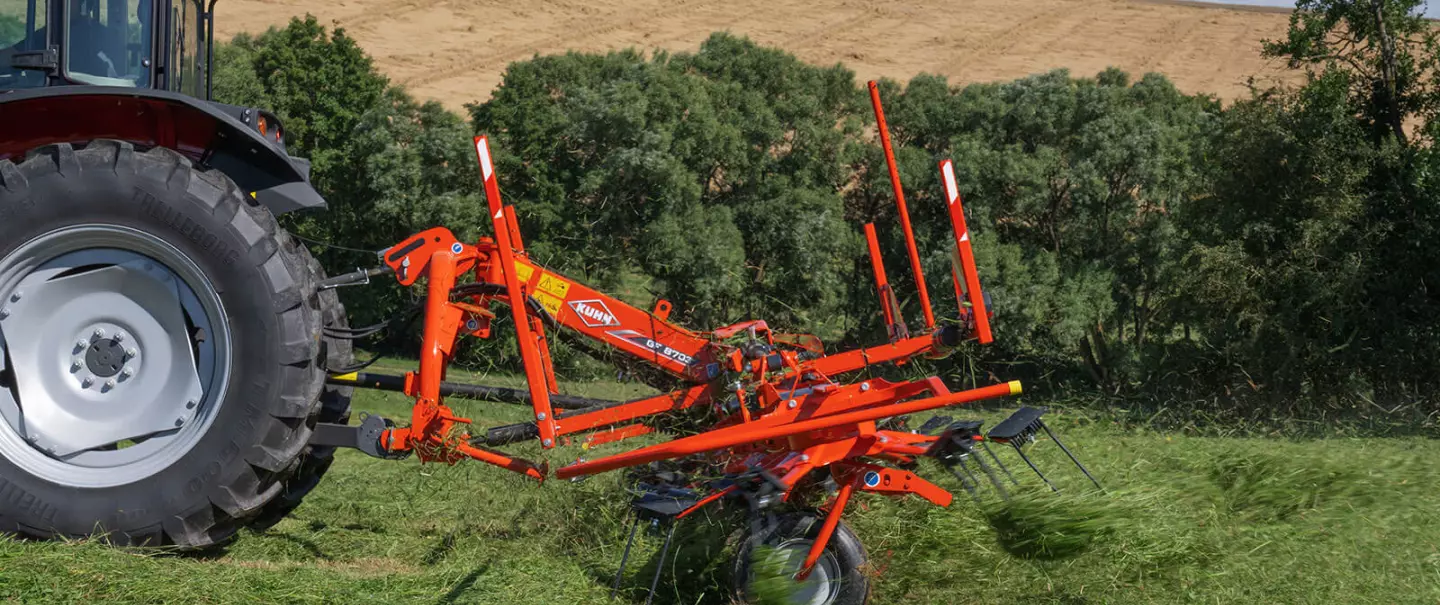 Сіноворушилки GF 8703 в роботі на ділянці