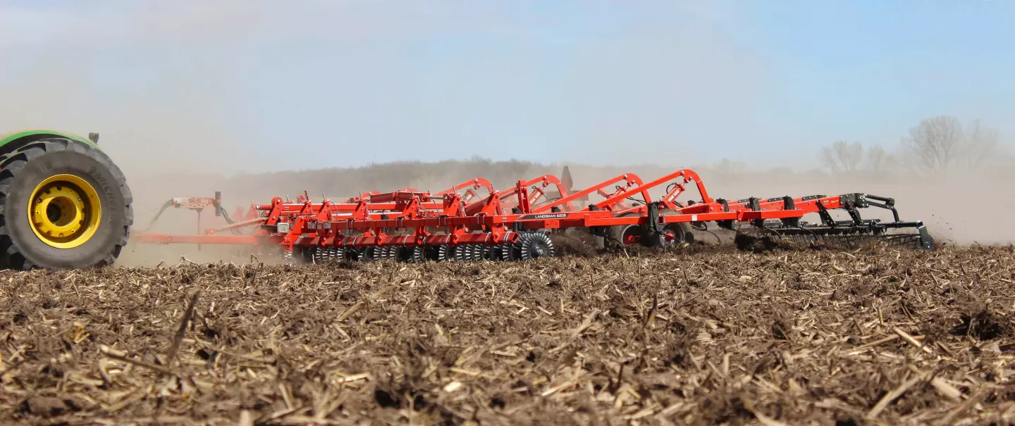 Культиватор KUHN LANDSMAN 6205 в роботі