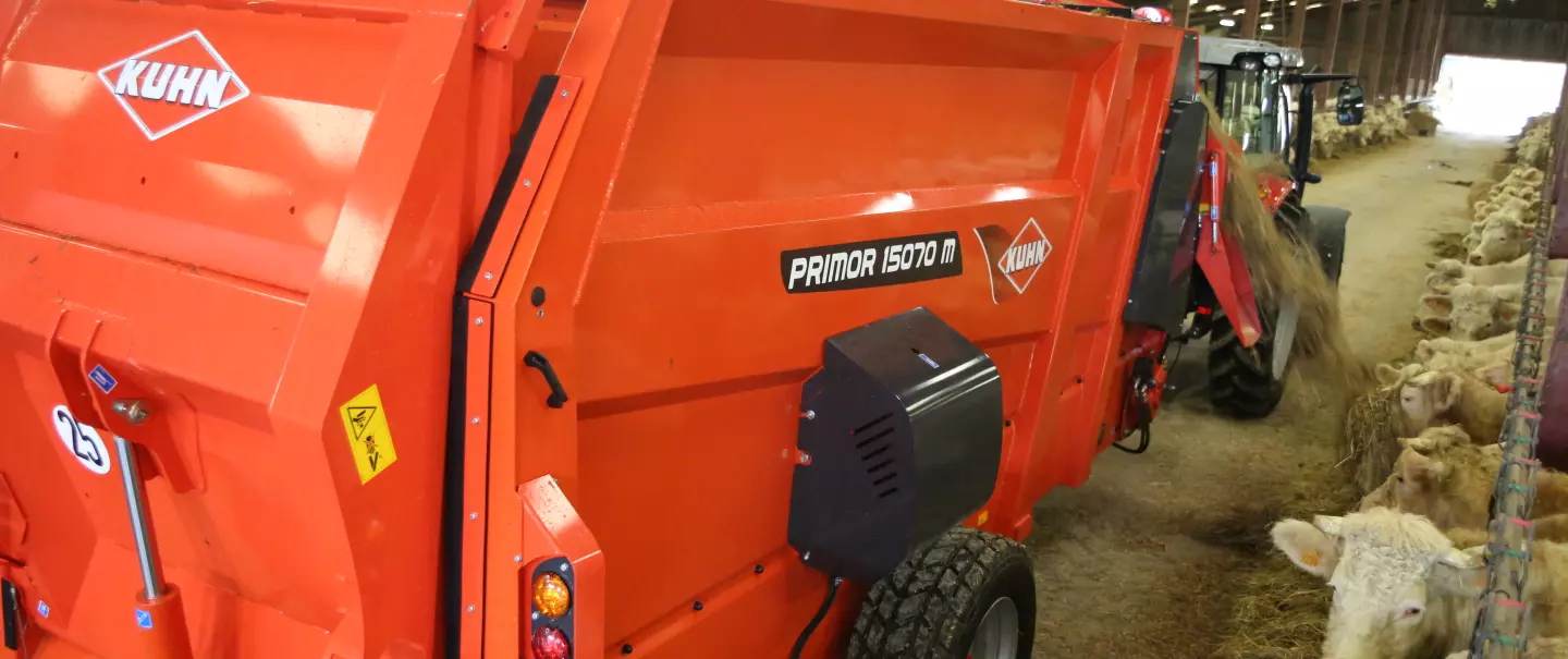 Pailleuse distributrice KUHN PRIMOR 15070 M en mode distribution