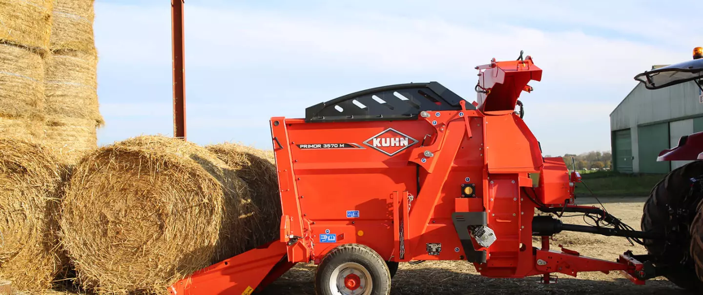 KUHN PRIMOR 3570 M в режимі видування соломи