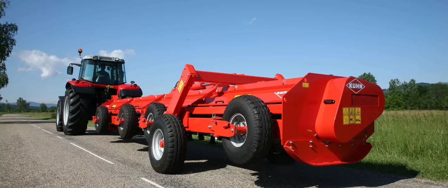 Польовий мульчувач RMS 820 у транспортному положенні – повна безпека