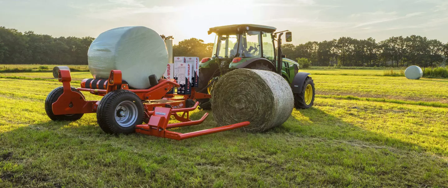 Причіпний обмотувач рулонів RW 1610 завантажує рулон під час виконання обмотування іншого.