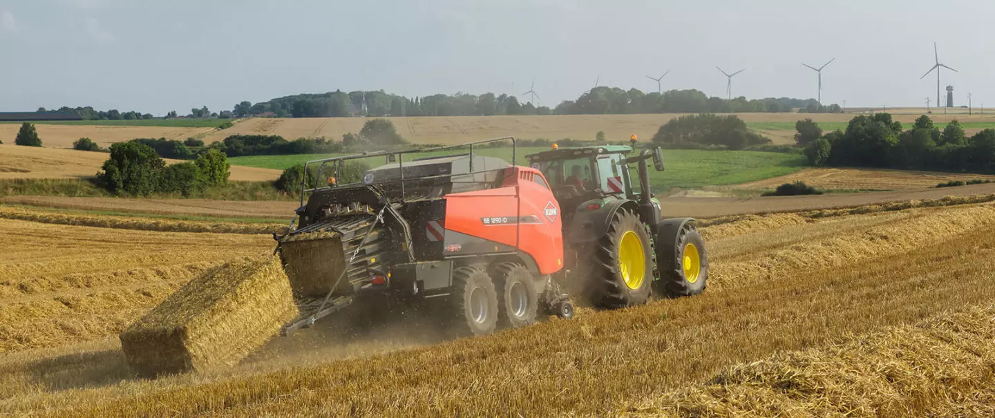 SB 1290 iD на тюкуванні соломи