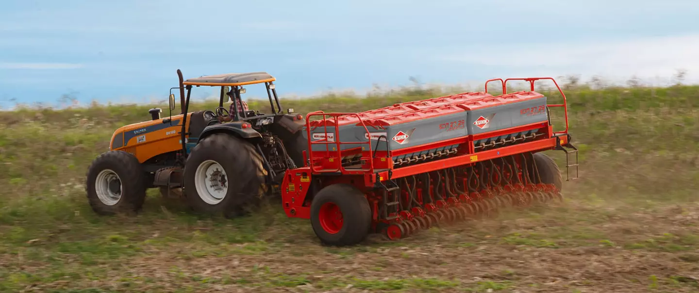 Механічна сівалка SDM у транспортному положенні, транспортування по дорозі.