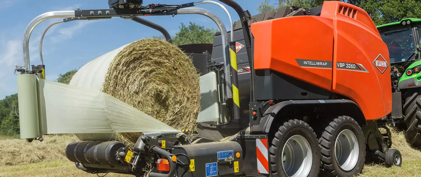 Combinata rotopressa-fasciatore VBP 3260 al lavoro